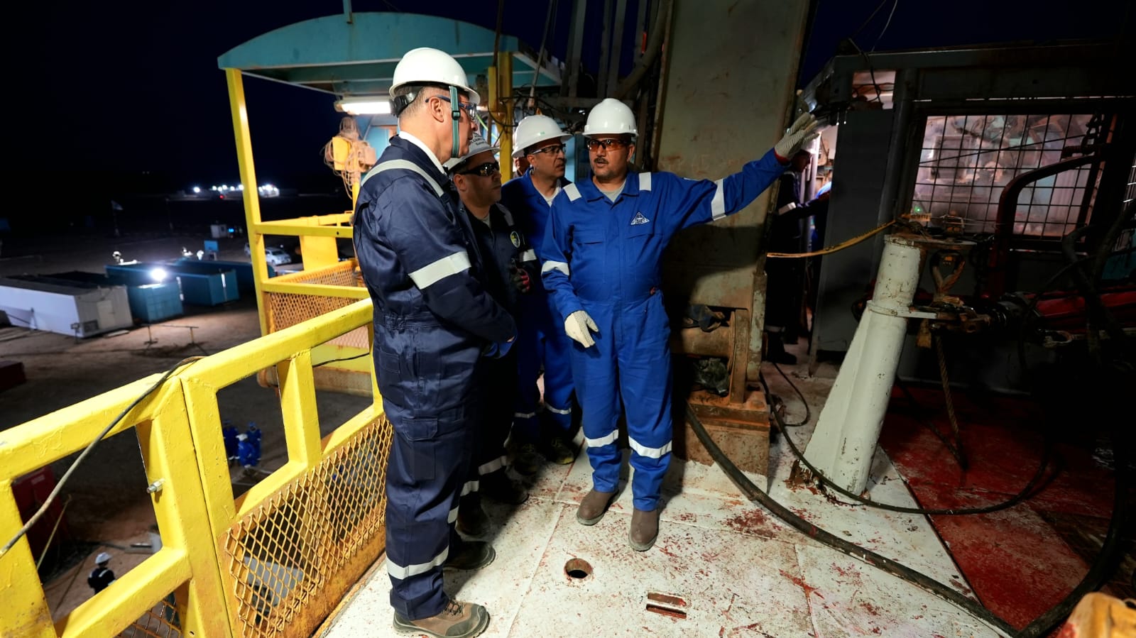 وزير-البترول-في-زيارة-تفقدية-بالصحراء-الغربية-ويبيت-مع-العاملين-على-الحفار